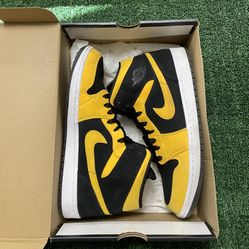 Jordan 1 Mid Reverse New Love size 10.5 USED But Clean