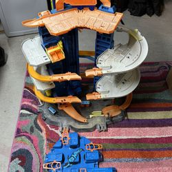 Hot Wheels Ultimate Garage And Booster