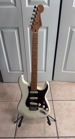 Fender Player Plus Stratocaster Maple Fingerboard Electric Guitar Olympic Pearl