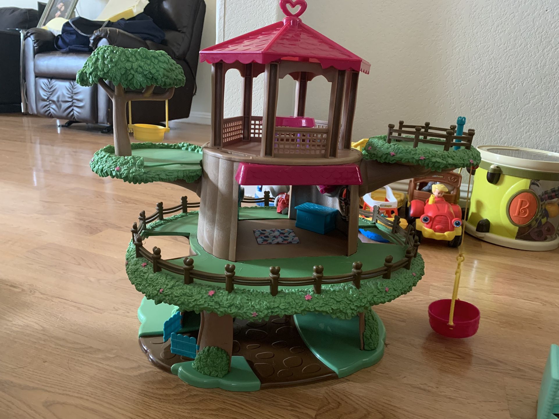 Li’l Woodzeez Toy Treehouse With Elevator With Lil Woodzeez Family