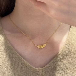YQJR titanium steel necklace exquisite Retro feather item chain women's simple design sense gold frosted pendant clavicle chain