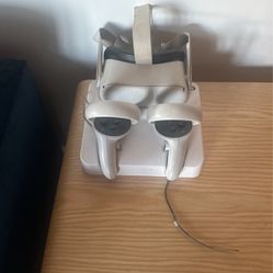 Meta Quest 2 - VR Headset w/charging dock