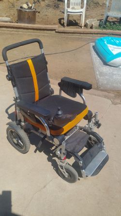 Folding power wheelchair