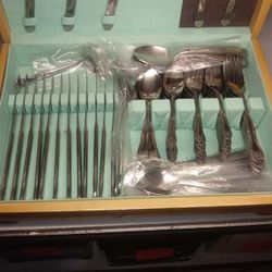 New Custom Craft 102 Piece Stainless Flatware Set