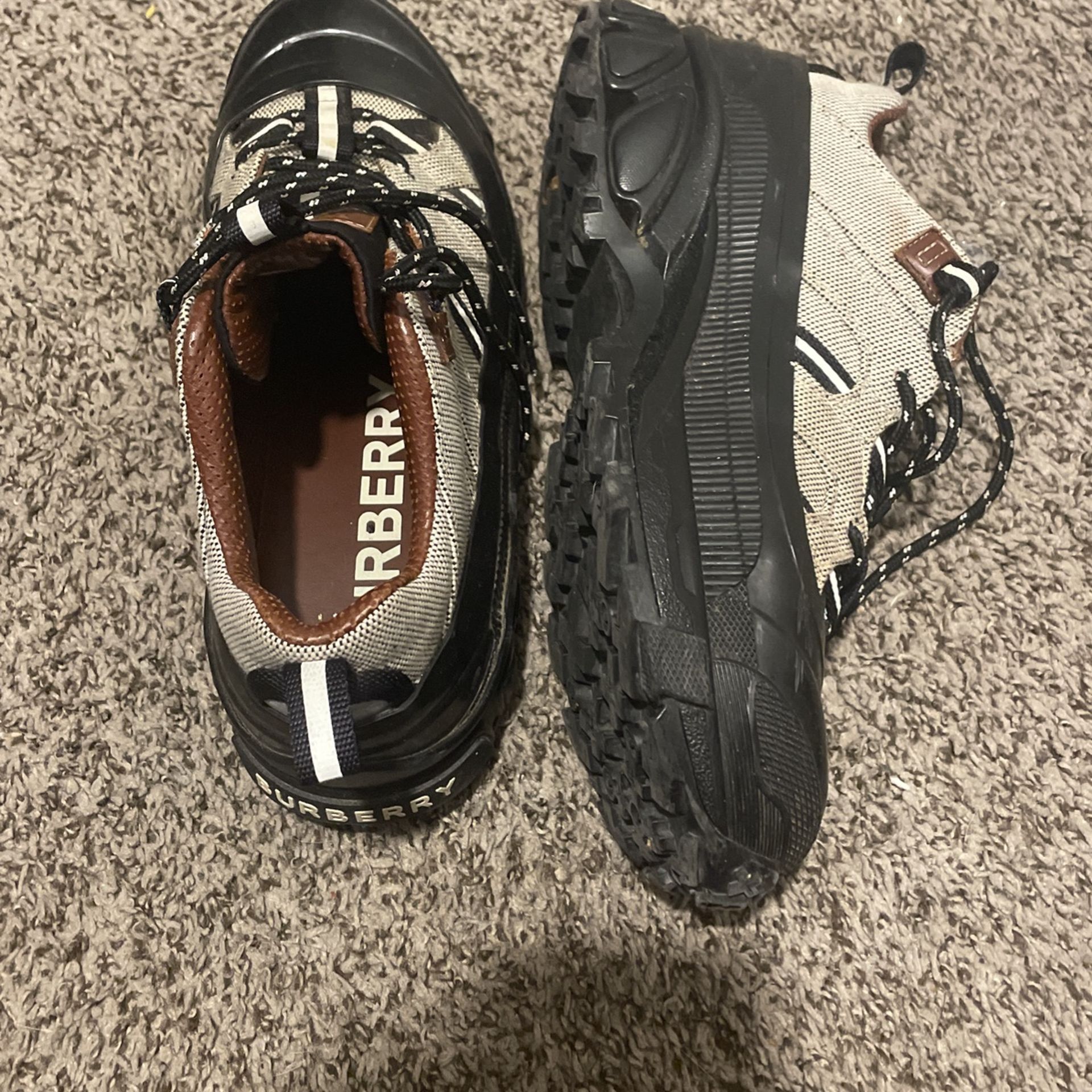 Burberry Men’s Shoe Size 9 