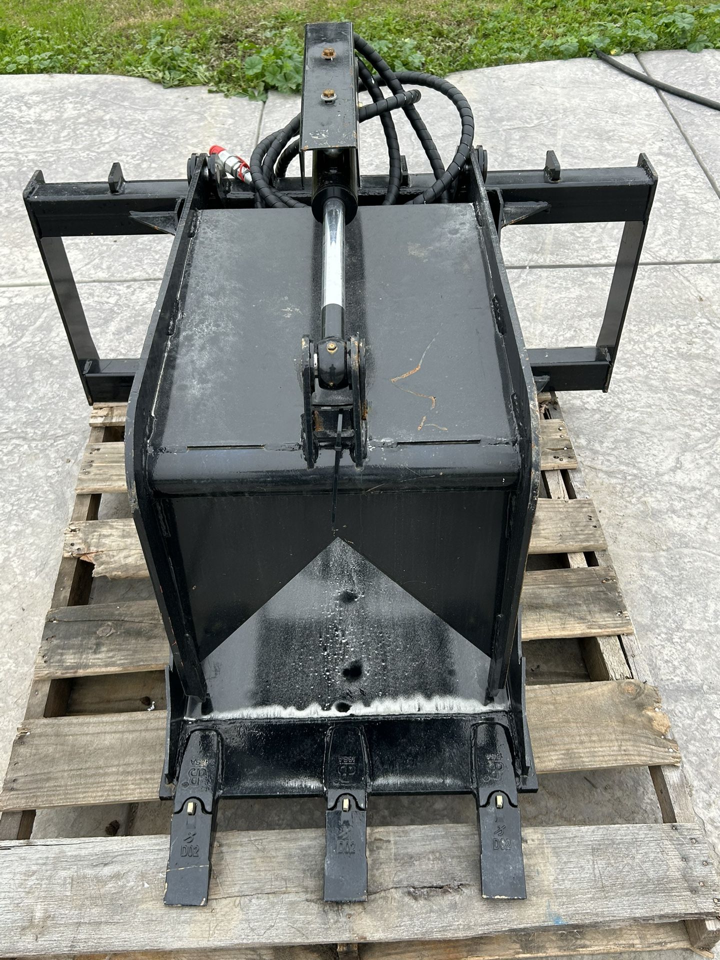 Skid Steer -Stump Grab Bucket
