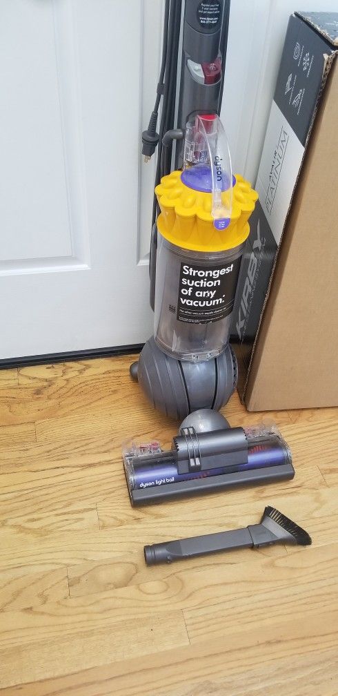 NEW Cond Dyson ANIMAL BIG BALL VACUUM , WITH ATTACHMENTS. ,WORKS EXCELLENT. , AMAZING POWER SUCTION. , IN THE BOX