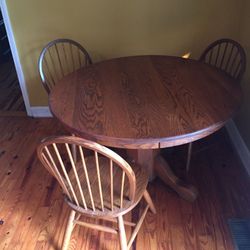 Oak round kitchen table w/4 chairs