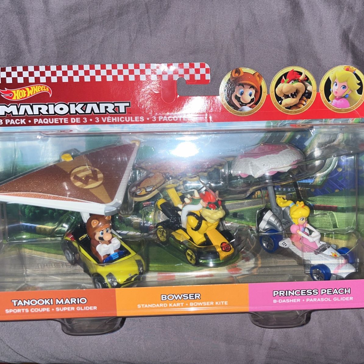 Mario Kart Hot Wheels Bowser with Standard Kart and Bowser Kite