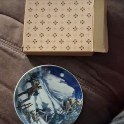 The Avon American Portraits Plate Collection C-24285 Winter Scenic Dog Ceramic Plate
