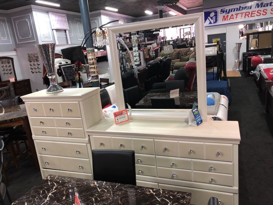 Beautiful dresser/mirror/chest