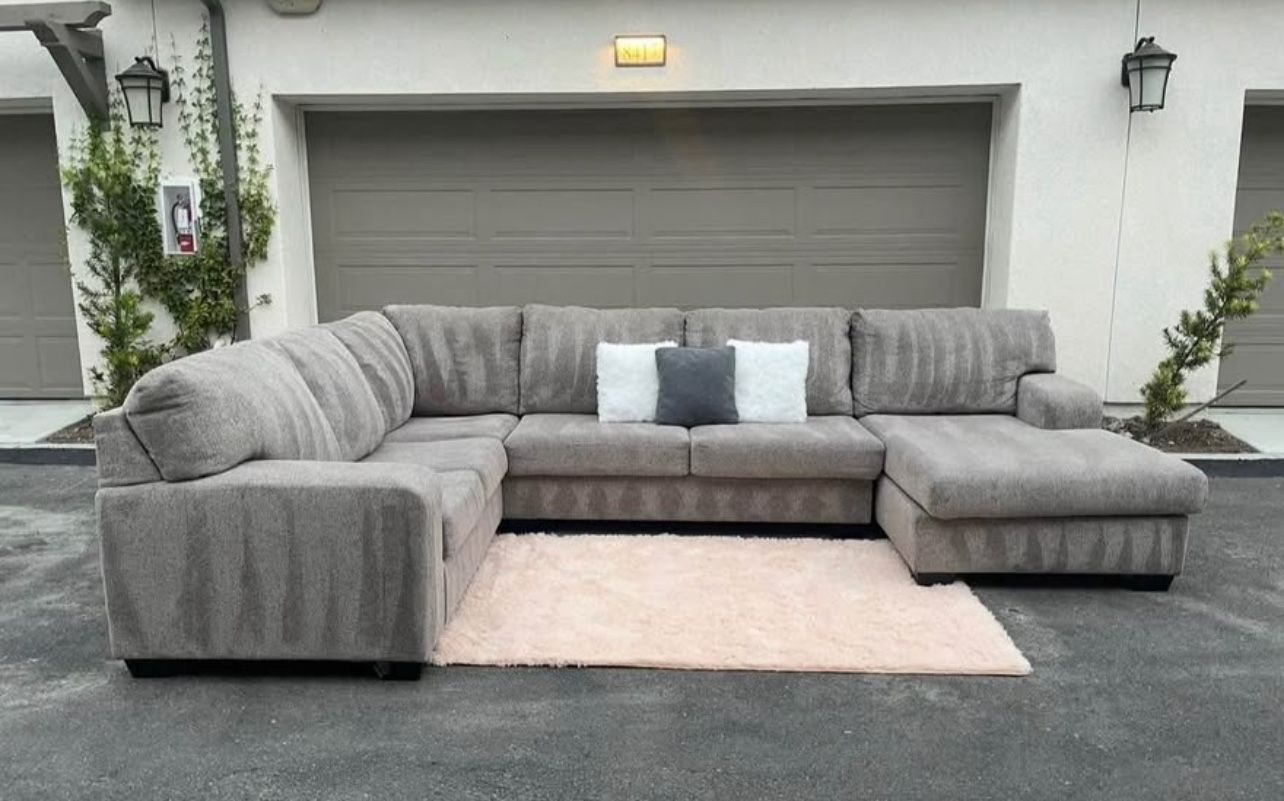 Huge Light Grey Sectional Couch Sofa From Ashley Furniture In Excellent Condition - FREE DELIVERY 🚛