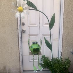 Garden Stake Solar Swinging Frog 🐸