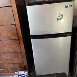 Magic Chef Mini Fridge 