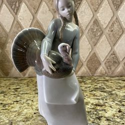 LLADRO Collectible Figurine Girl With Turkey