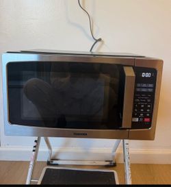 Toshiba Stainless Steel Countertop Microwave almost new
