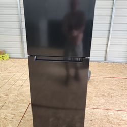 BRAND NEW Vissani
10.1 cu. ft. Top Freezer Refrigerator in Black Garage Ready