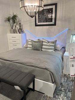 Contemporary & Stylish, high gloss finish Queen bedroom set w/led light in various Finish