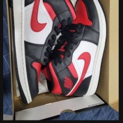 Air Jordan 1 Mid Size 10 1/2