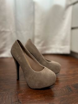 Nude/Beige Suede Pumps