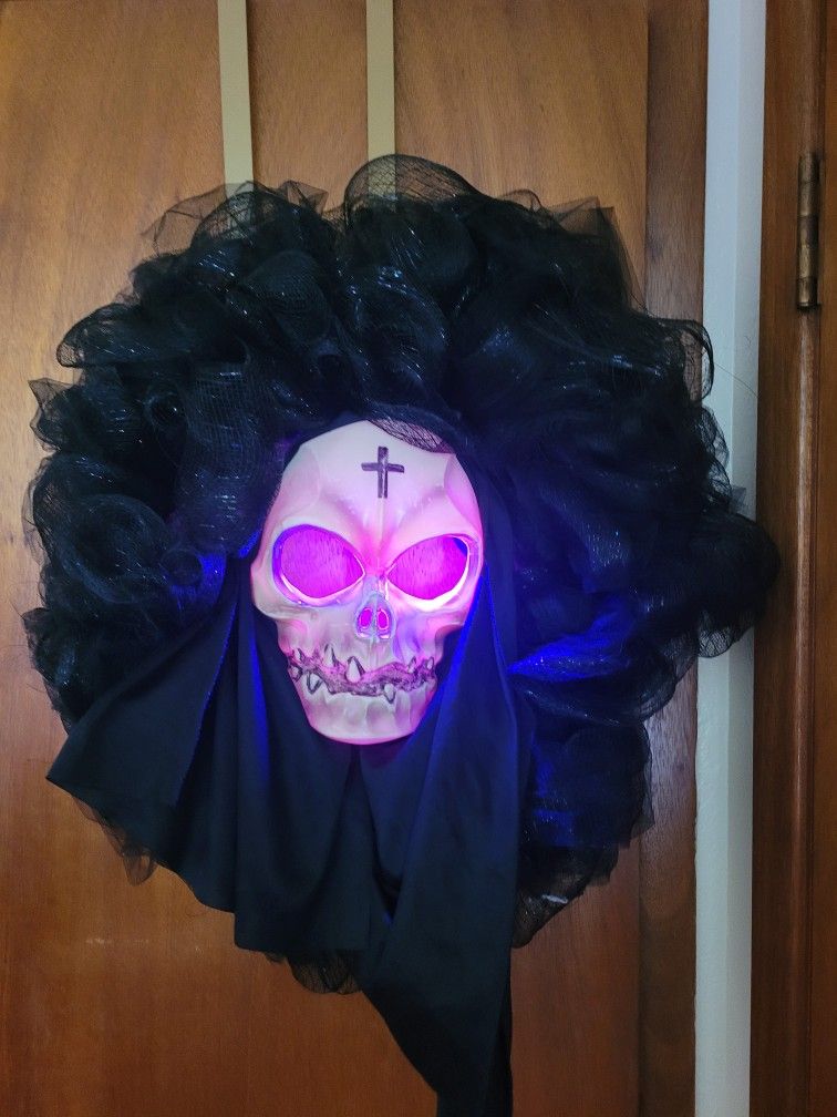 Skull Wreath Lights Up