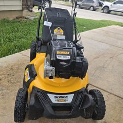 DEWALT
21 in. 163cc Briggs and Stratton 725Exi Engine Rear Wheel Drive 3-in-1 Gas Self Propelled Walk Behind Lawn Mower