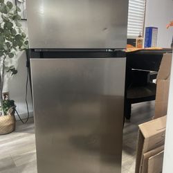 Magic Chef Mini Fridge w/ Freezer – Works Great!