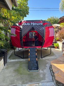 12’ Jumpzylla trampoline with enclosure and clubhouse cover