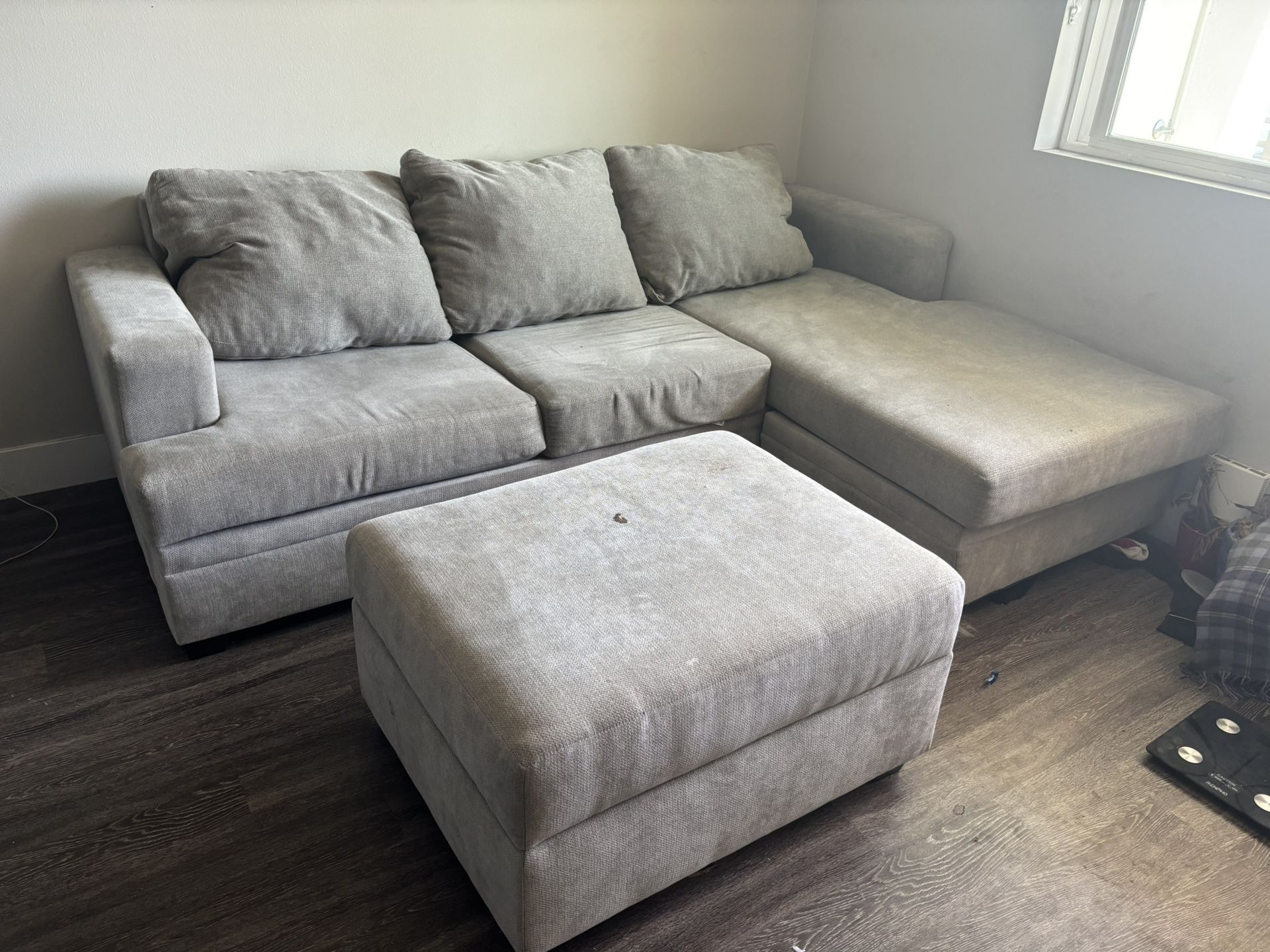 Sectional Couch With Ottoman