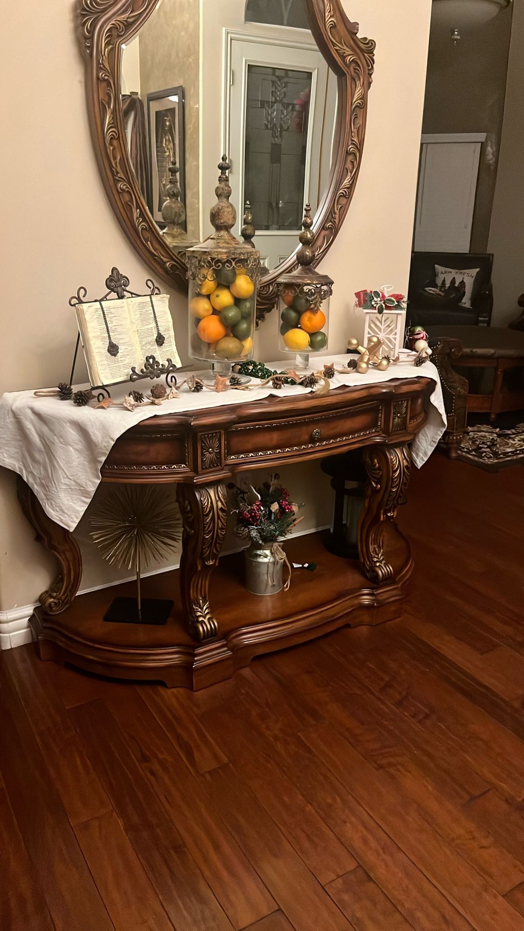 Entrance Table With Mirror