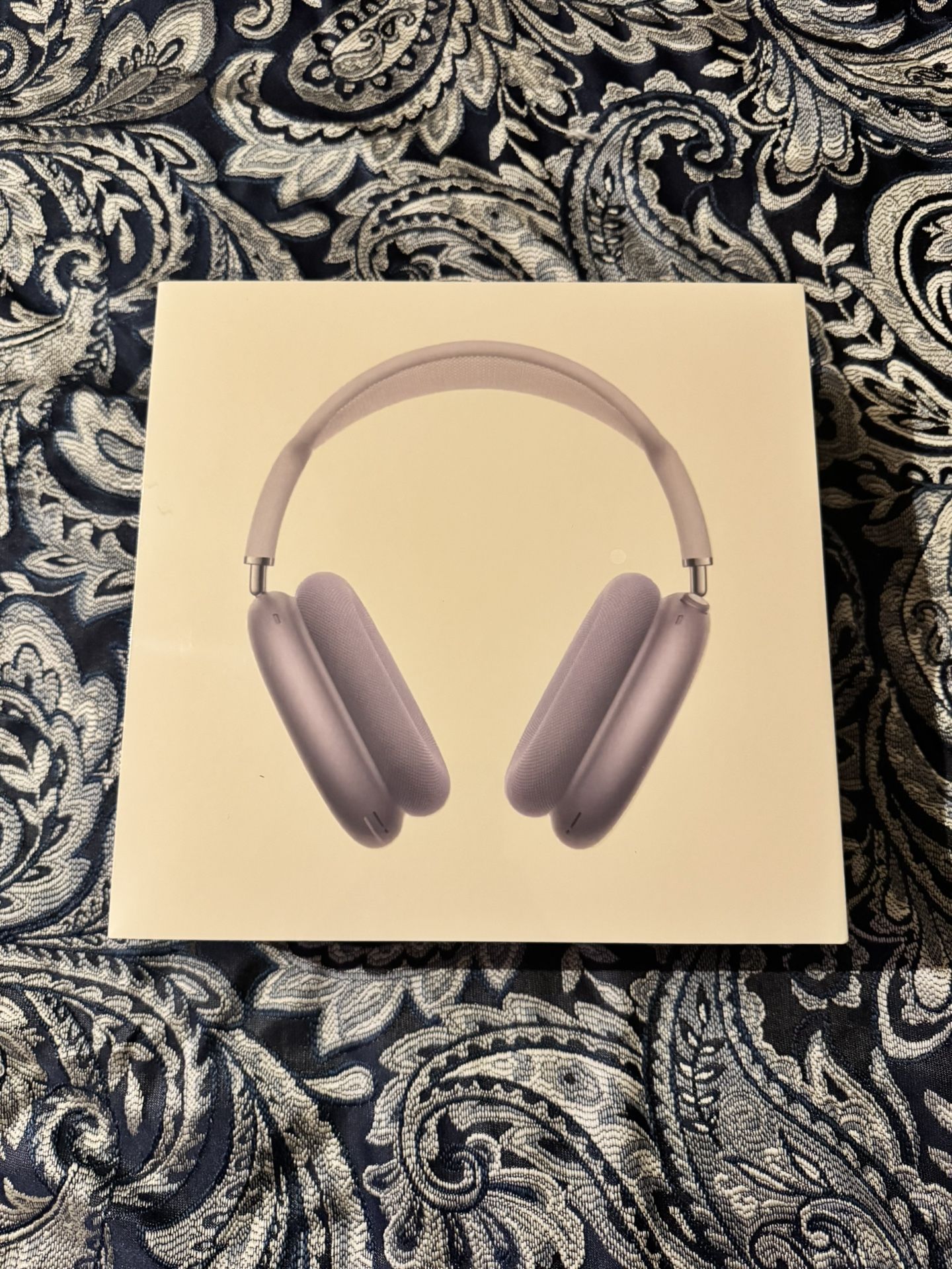 Purple AirPods Max w/Smart Case
