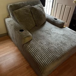 Couch/Lindyn Oversized Chaise 