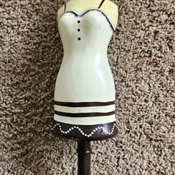 Charleston Cream Mannequin

