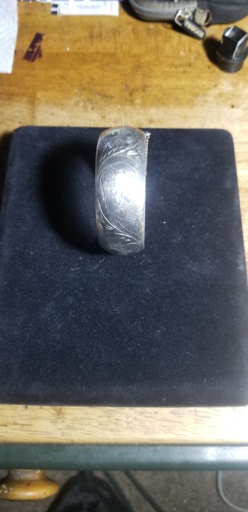 BEAUTIFUL HINGED SILVER BANGLE BRACELET 
