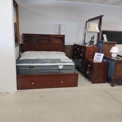 Queen Size Wooden 4-pc Bedroom set Closeout Sale!