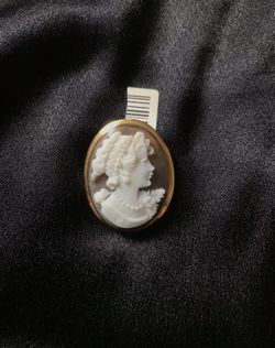 Shell Cameo Rope Bezel Pendant Necklace in 14kt Yellow Gold