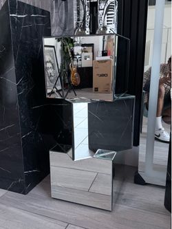 Stacked Cube Mirror stands