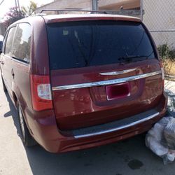 2012 Chrysler town and country 