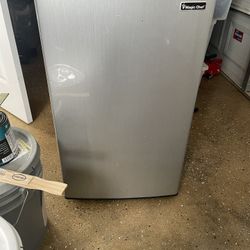 Magic Chef Mini Fridge/freezer