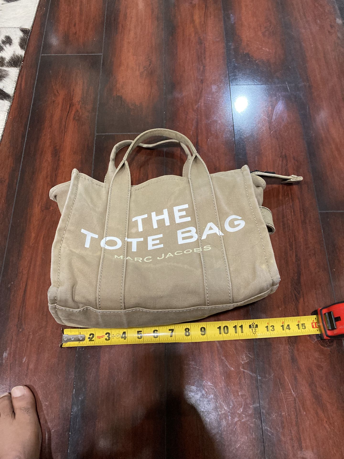 Tan and black Marc Jacobs tote bag #MarcJacobsTote