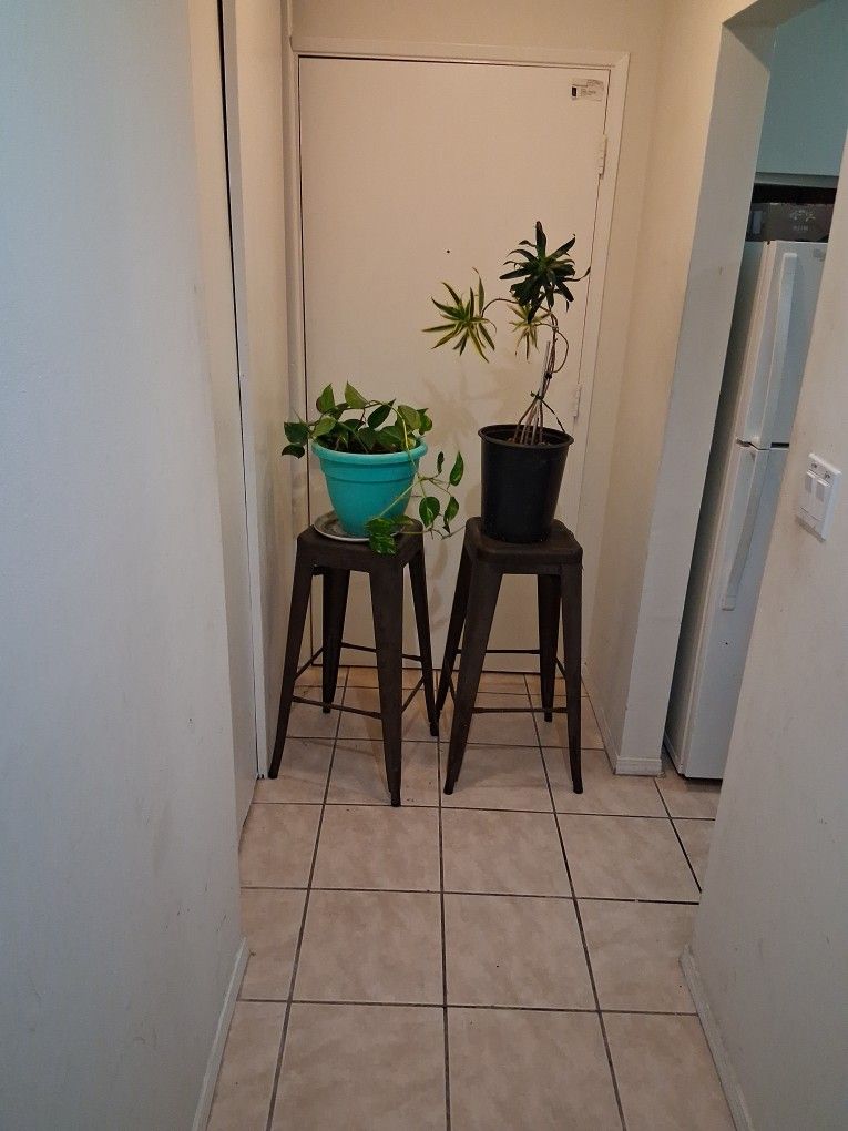 Metalic Standing Chair For Plant Standing Decoration, Light WIGHT 2 In Stock 