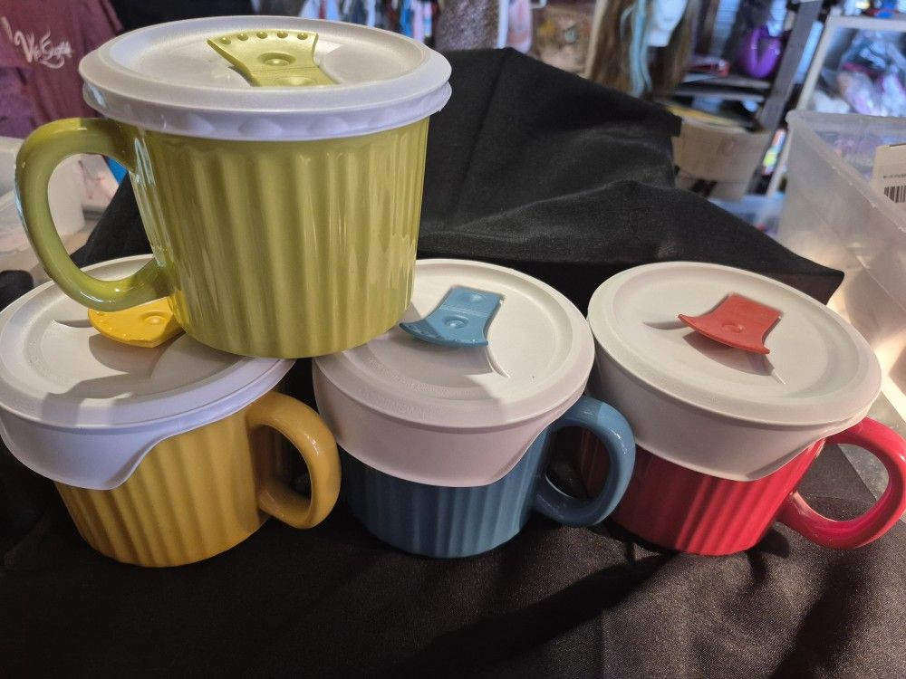 CORNINGWARE set of 4 Meal Mugs w/ Lids(All Included)