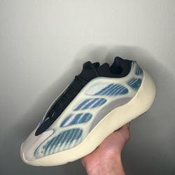 VNDS Yeezy 700 Kyanite Size 11(send All Offers)