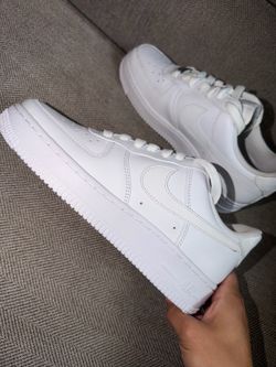 Nike Air Force’s white size 6 women