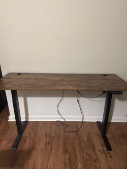 Height adjustable standing desk