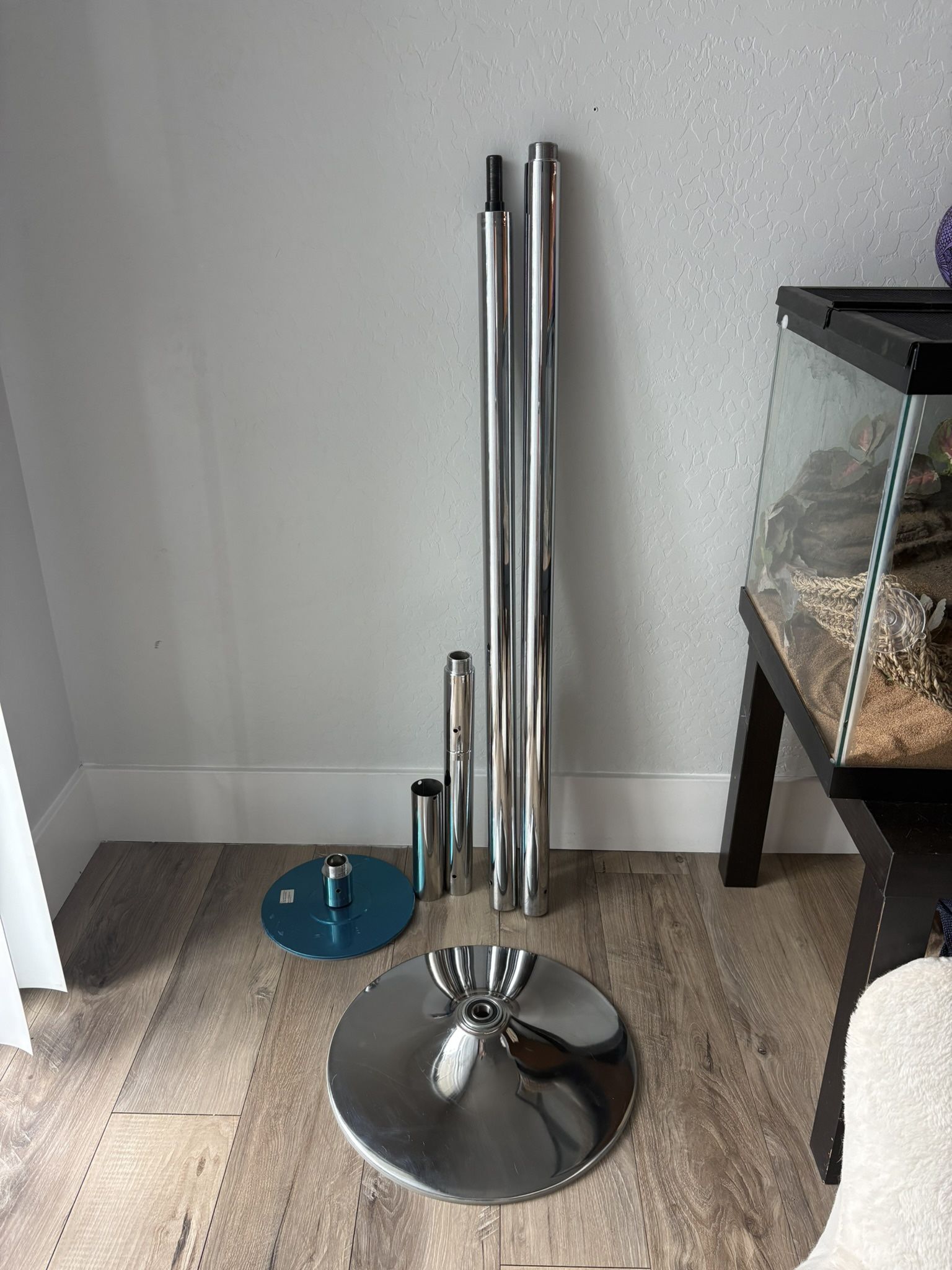 NEVER USED DACE POLE