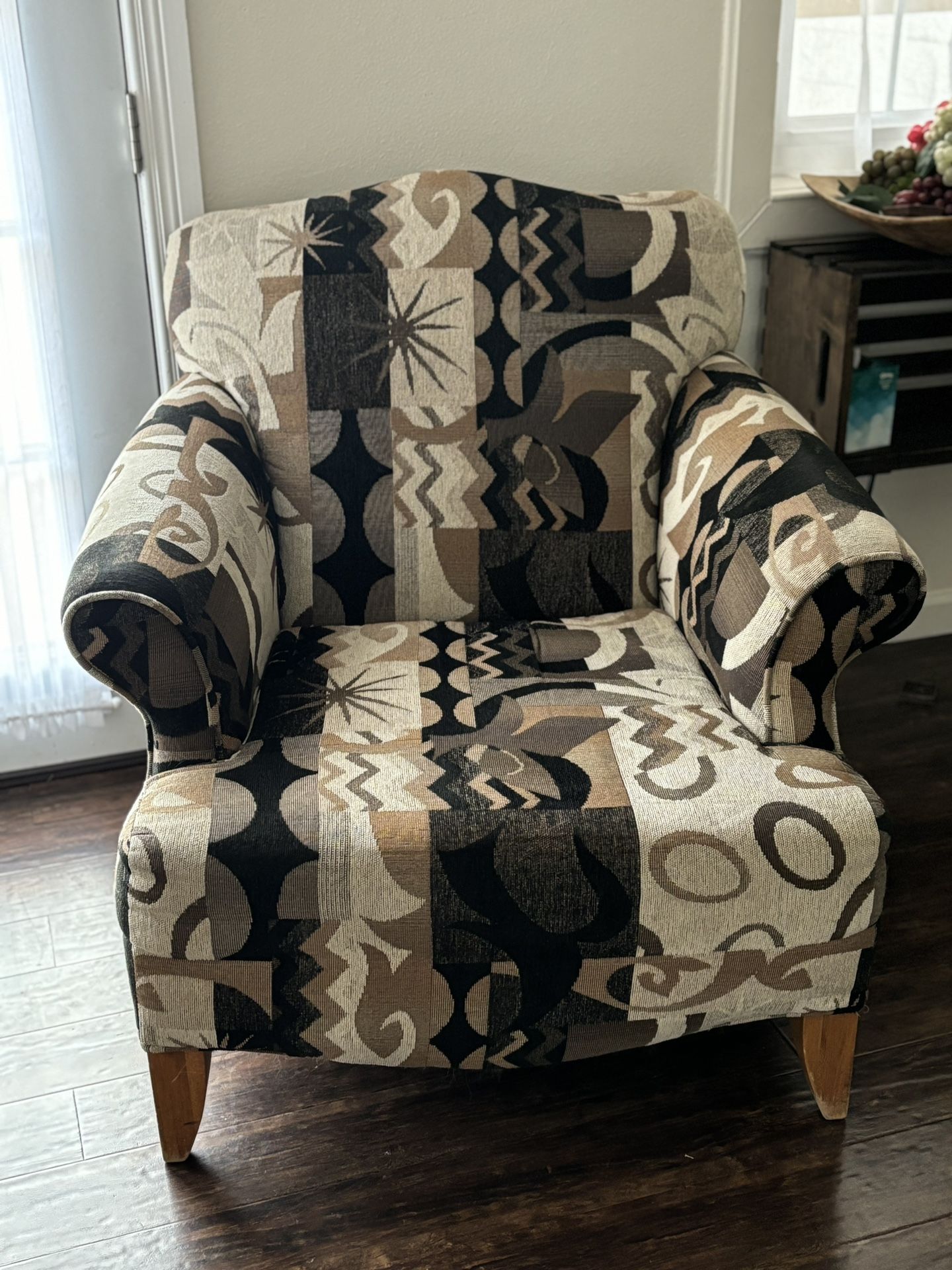 REDUCED! Beautiful accent chair With Wood Legs In Good Condition for