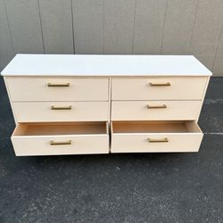 Beautiful White 6 Drawer Dresser With Gold Knobs⭐️