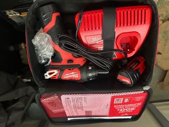 Milwaukee M12 Drill Driver Kit with Charger and Battery
