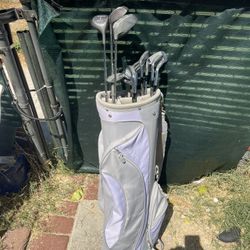 Woman’s Right Handed Wilson’s Adult Gulf Clubs With Nice Golf Bag